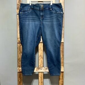 Torrid dark wash denim jeggings. Three button and zipper closure. Size 24. EUC.